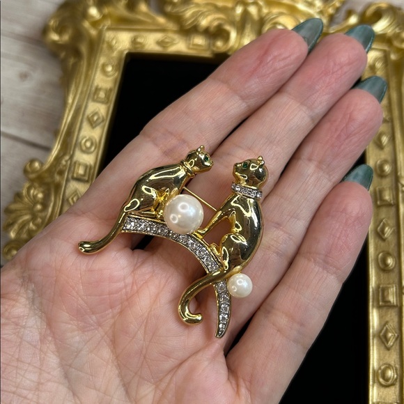 Elegant Gold Cat Brooch with Pearls and Green Eyes - Picture 5 of 6